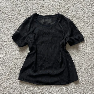 Svart spets T-shirt - Tunn mönstrad topp som passar perfekt typ över ett linne!