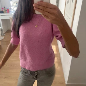 rosa stickad t-shirt - Säljer en söt rosa stickad t-shott med puffiga ärmar💖Tröjan har en mjuk och mysig känsla, perfekt för vår och sommar☀️