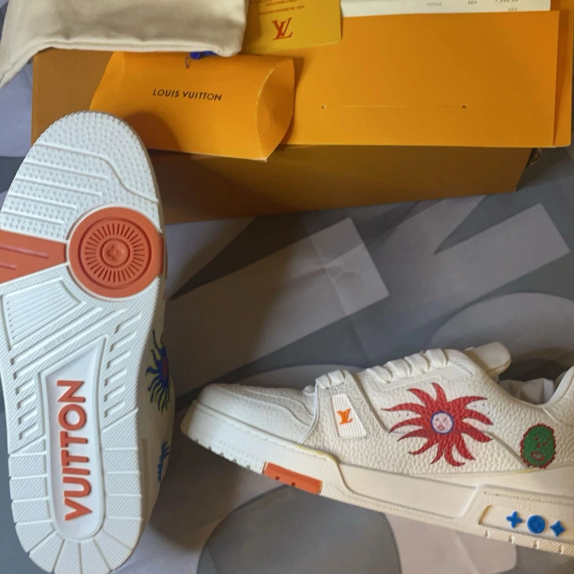 sneakers med färgglada broderade detaljer