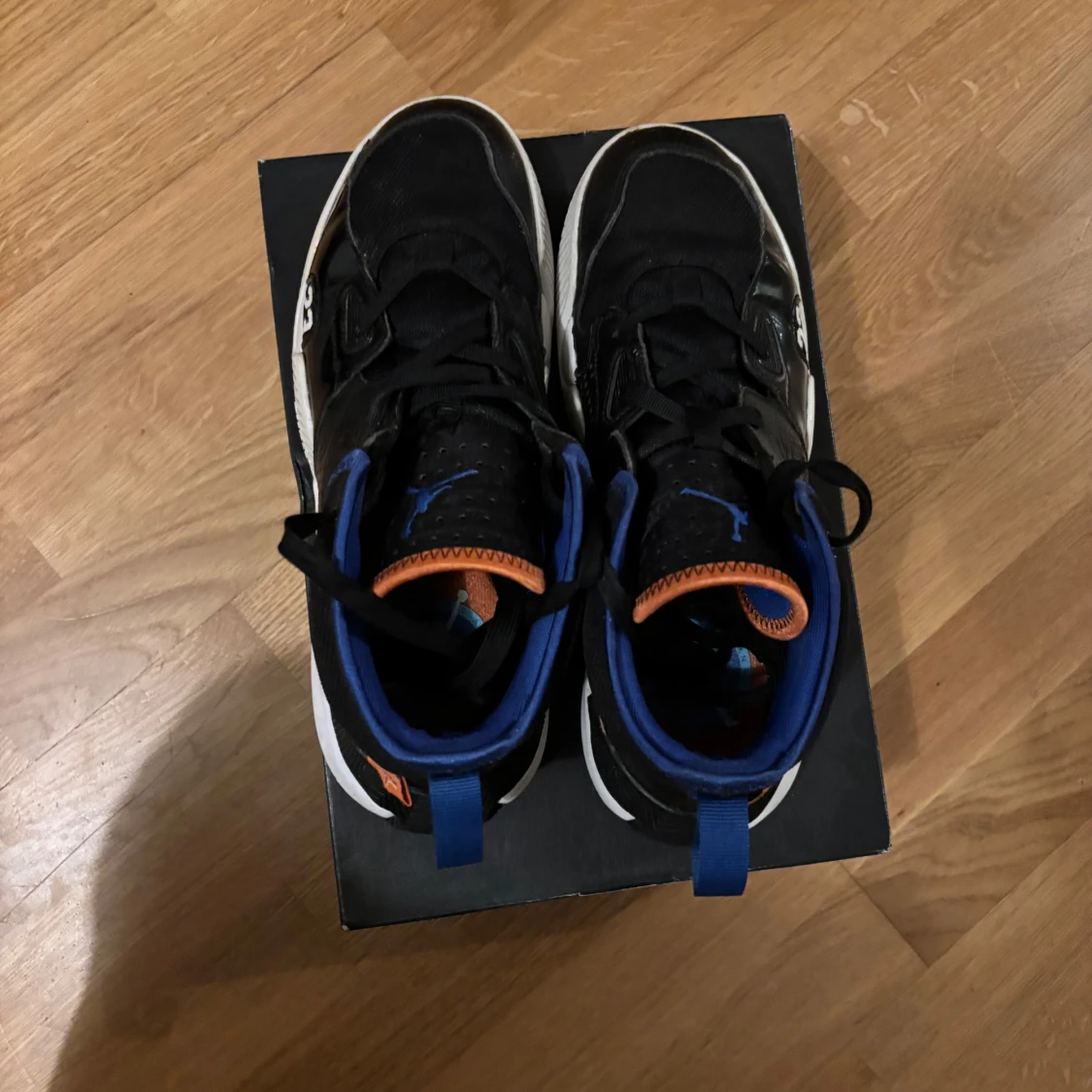 Svarta Jordan sneakers med blå och orange detaljer - 1