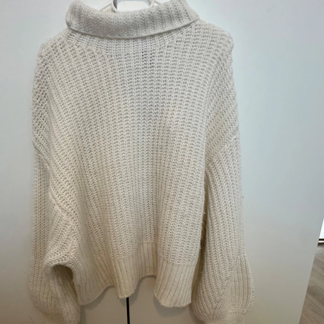 Vit stickad polotröja