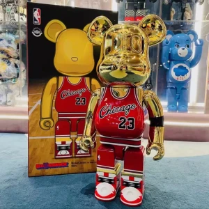 Be@rbrick olika modeller (LÄS BESKRIVNING) - Säljer flera Be@rbrick samlarfigurer i olika designer: kamouflage i blått, grönt och rött, en guldig Chicago 23, Black Hole NASA och en fluffig Celato Pique med blått ansikte. Perfekt för dig som älskar unika och coola designerfigurer. Fler modeller finns, skriv för fler bilder priset varierar för varje modell.