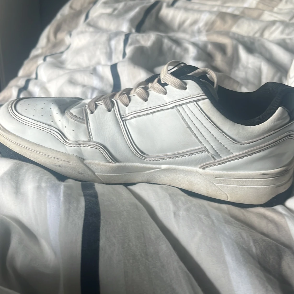 Vita sneakers med svarta detaljer - 2