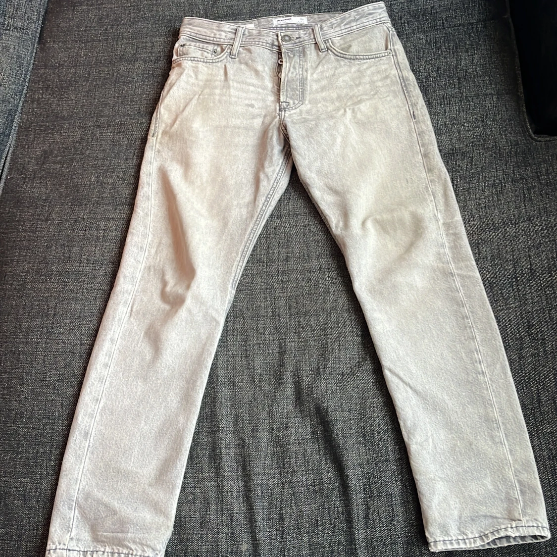 Ljusgrå jeansbyxor från Jack & Jones