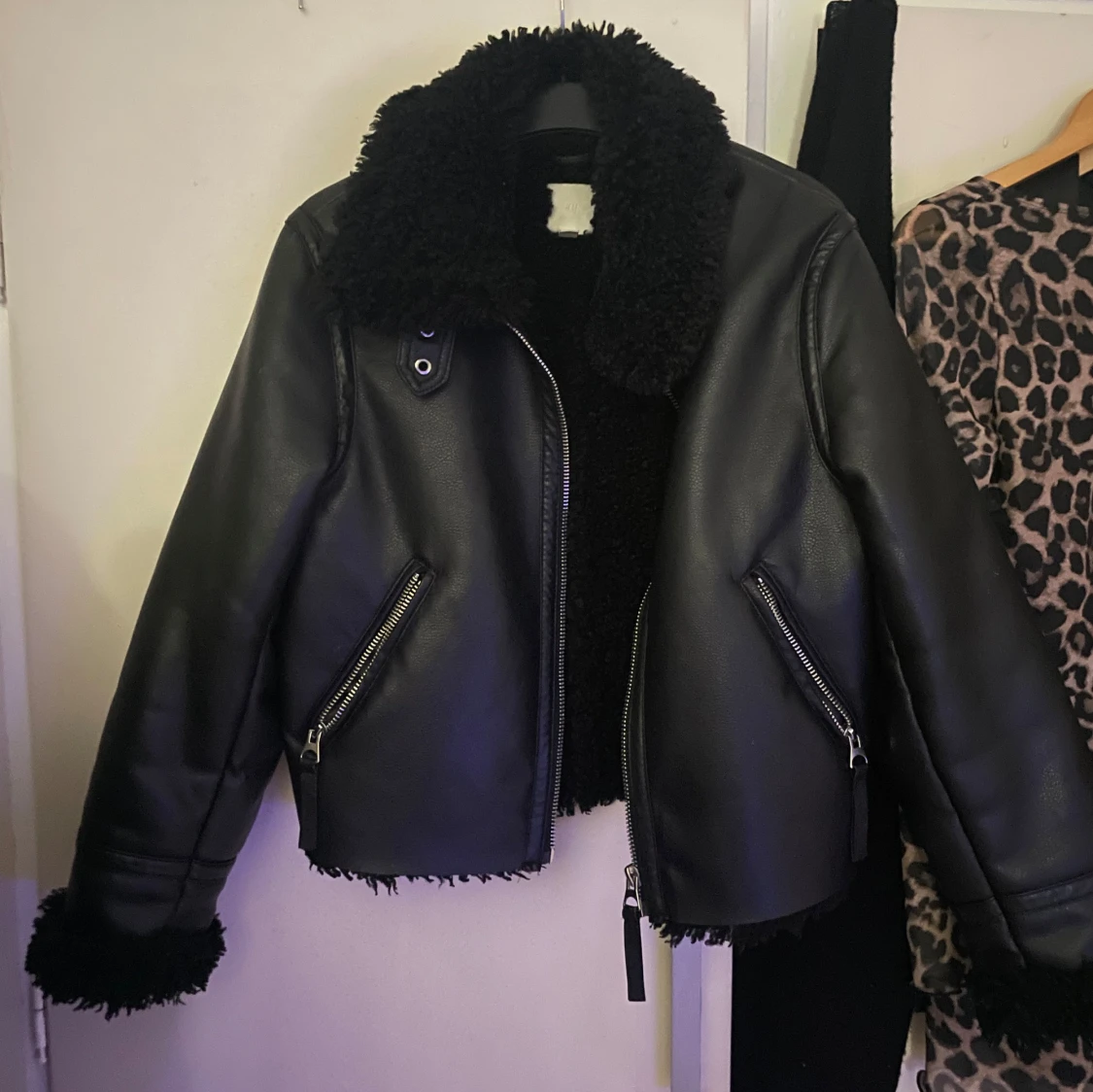 Svart skinnjacka med fuskpälsfoder från H&M