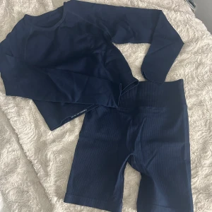 Tränings set - Blått ribbat tränings set. Köpte de på ullared för något år tillbaka. aldrig använt! Precis som nya. Super fint och man kan matchade de men andra kläder snyggt