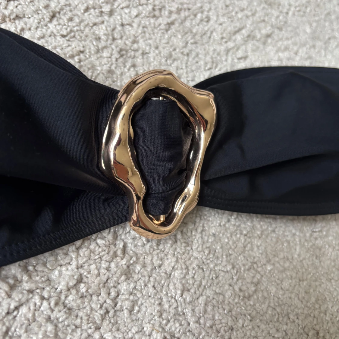 Svart bandeau bikini med gulddetalj - 1