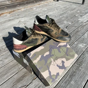 Valentino Rockrunner  - Säljer nu valentino rockrunners! Det är ganska använda men har mycket kvar att ge och är perfekta nu till sommaren. Hälen är ganska lös, skosnörena är lite trasiga och färgen är sliten men som man ser på bilderna är de endå relativt bra skick.