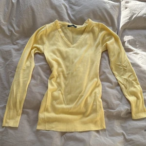 Finatickad tröja v-ringad - Så fin gul tröja från Atmosphere