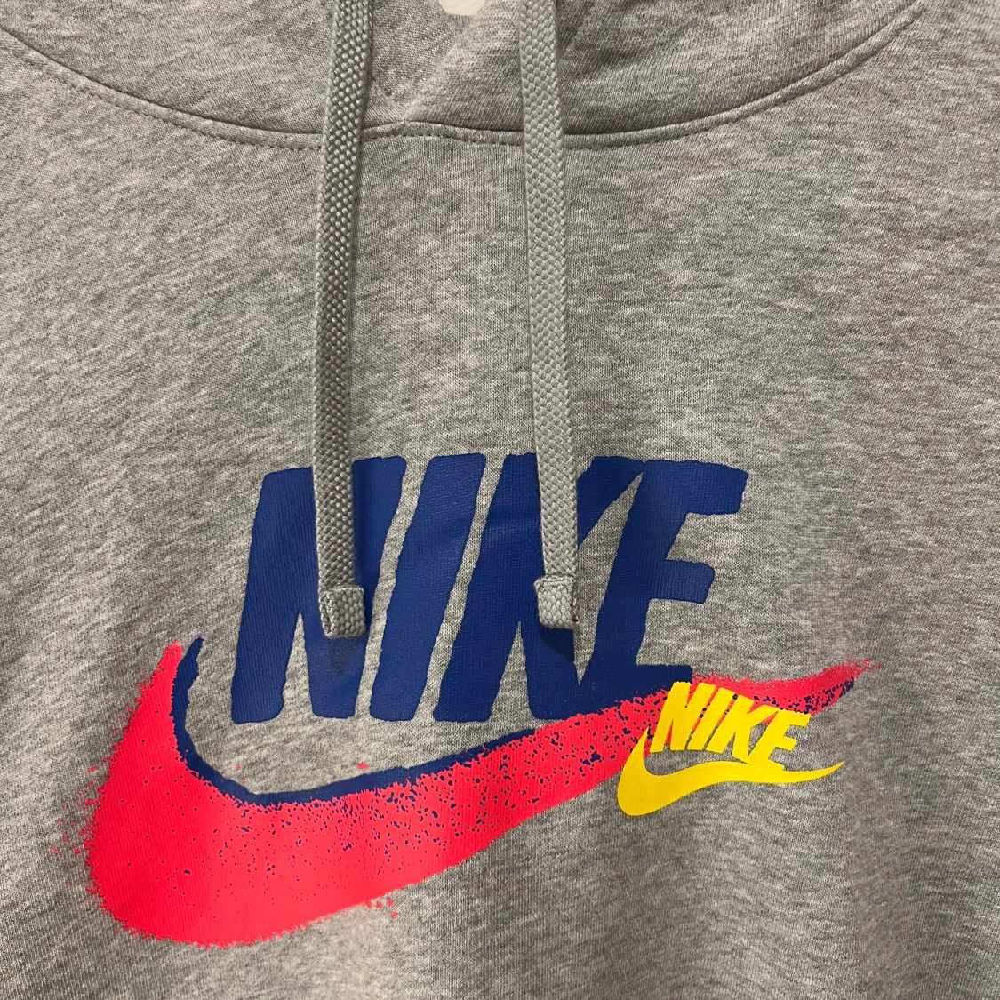 Grå Nike hoodie med färgglada loggor - 1