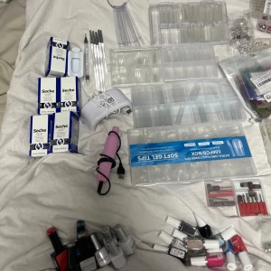 Nagel saker  - Nagel saker, filar, buffrar och ena borsten, topcoat  är helt nya, akryl pulvret är halvt full och samma med borst rengörandet. Primern har Bara använts några gånger. Nagel lacket är aldrig använt och gel lacket är använt några få gånger. Värdet på allt ligger över 2000 kr och för mer frågor skriver du till mig💕