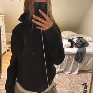 Svart hoodie från Ralph Lauren - Svart hoodie från Ralph Lauren med dragkedja. Storlek L men är mer som M