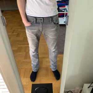 Grå Jeans från Disel - Ett par grå jeans från märket Disel i mycket bra skick och har en riktigt skön fade.