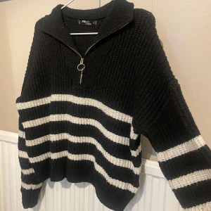 Randig stickad tröja med dragkedja - Mysig svart stickad tröja i storlek S med dragkedja framtill. Använd men i fint skick🤍