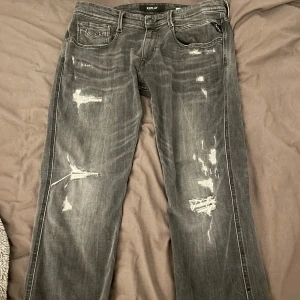 Gråa replay jeans me slitning - Säljer ett par tvär feta mörk gråa replay jeans med slitning. Modellen är svår att hitta online och otroligt trendig. Storlek 33 i midjan och 32 i längden. Vid frågor och funderingar är de bara att skriva