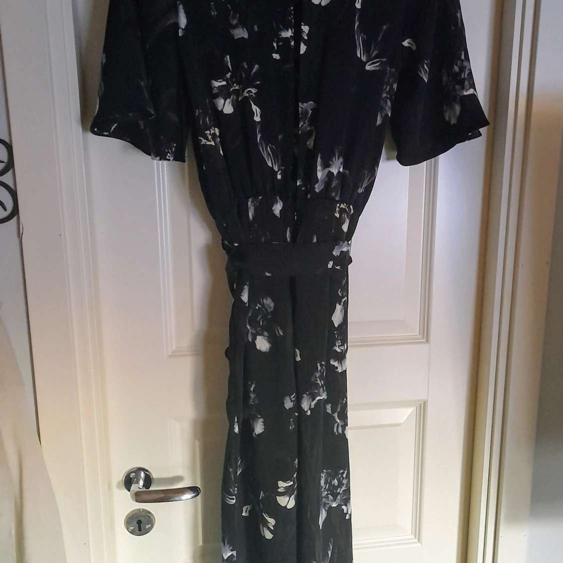 Svart byxdress med blommigt mönster från H&M - 1