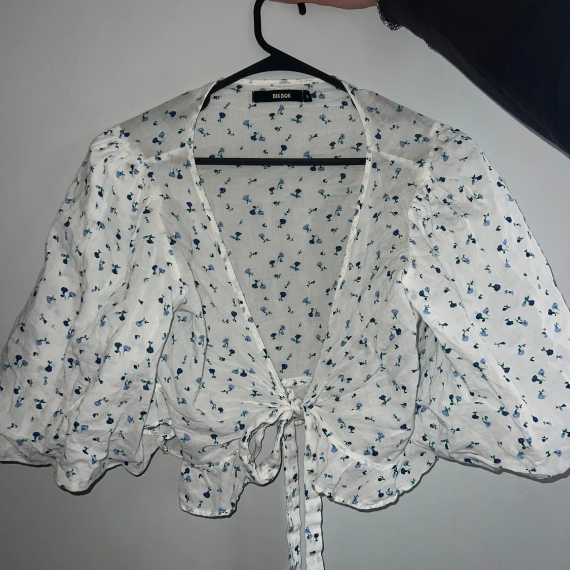 Vit blommig blus med knyt från Bik bok