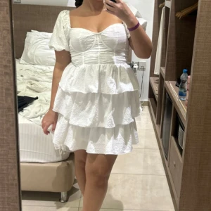 Volangklänning - Säljer denna klänning i både vit och svart o storlek 42/L från plt. 