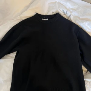 Svart stickad tröja från Zara - stickad tröja från zara använd enstaka gånger