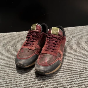 Valentino Rockrunner - Säljer mina fina Valentino rockrunners i storlek 43 men passar mig som bär 44/45! De är i ett bra skick, inte dåligt och inte super duper bra! Inget og förutom nya snören förekommer, defekter finns så är du intresserad så skicka ett PM så skickar jag bild på defekterna! Skorna är köpta på Vestiaire Collective! Pris är förhandlingsbart!