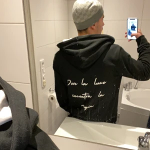 Luzara hoodie - Svart hoodie ifrån LuZara. Riktigt snygg och passar till både vardagliga sammanhang och lite finare. Skönt matrial med bra kvalite o hållbarhet. Bara att höra av sig vid minsta fundering💯🫡