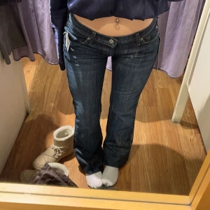 Mörkblå lågmidjade bootcut jeans  - Säljer nu dessa superfina lågmidjade jeans från James Cured då de inte kommer till användning tyvärr 😊🥰 lite slitna längst ner då de varit för långa 😊
