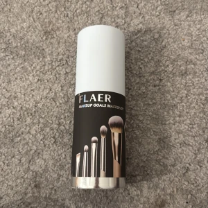 FLAER Makeup Goals Master Kit sminkborstar - Säljer ett FLAER Makeup Goals Master Kit med flera sminkborstar i olika storlekar och former. Perfekt för att applicera foundation, ögonskugga och andra sminkprodukter. Kommer i en snygg vit och svart förpackning. Oöppnad