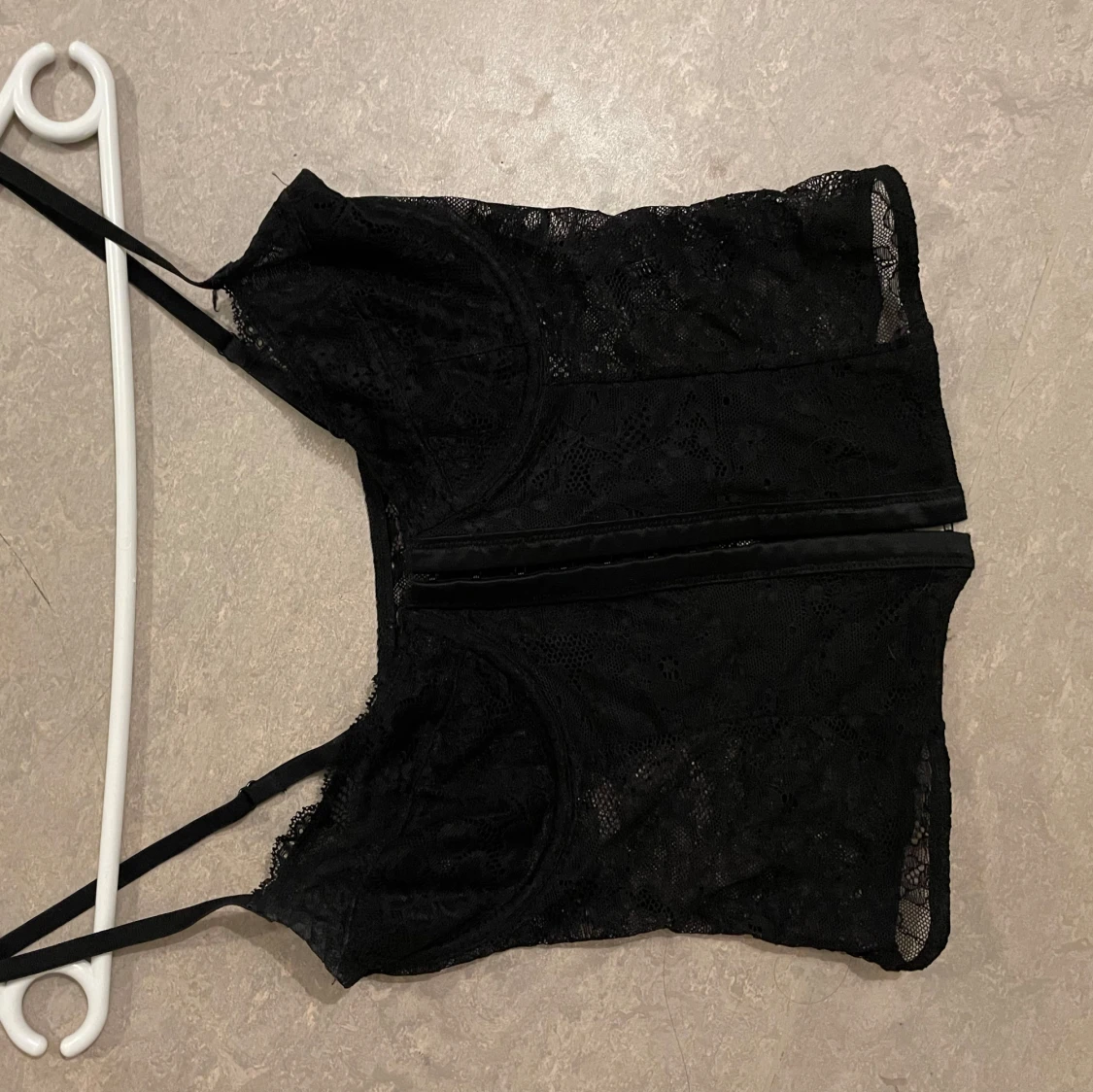 Svart spetskorsett med smala axelband - 1