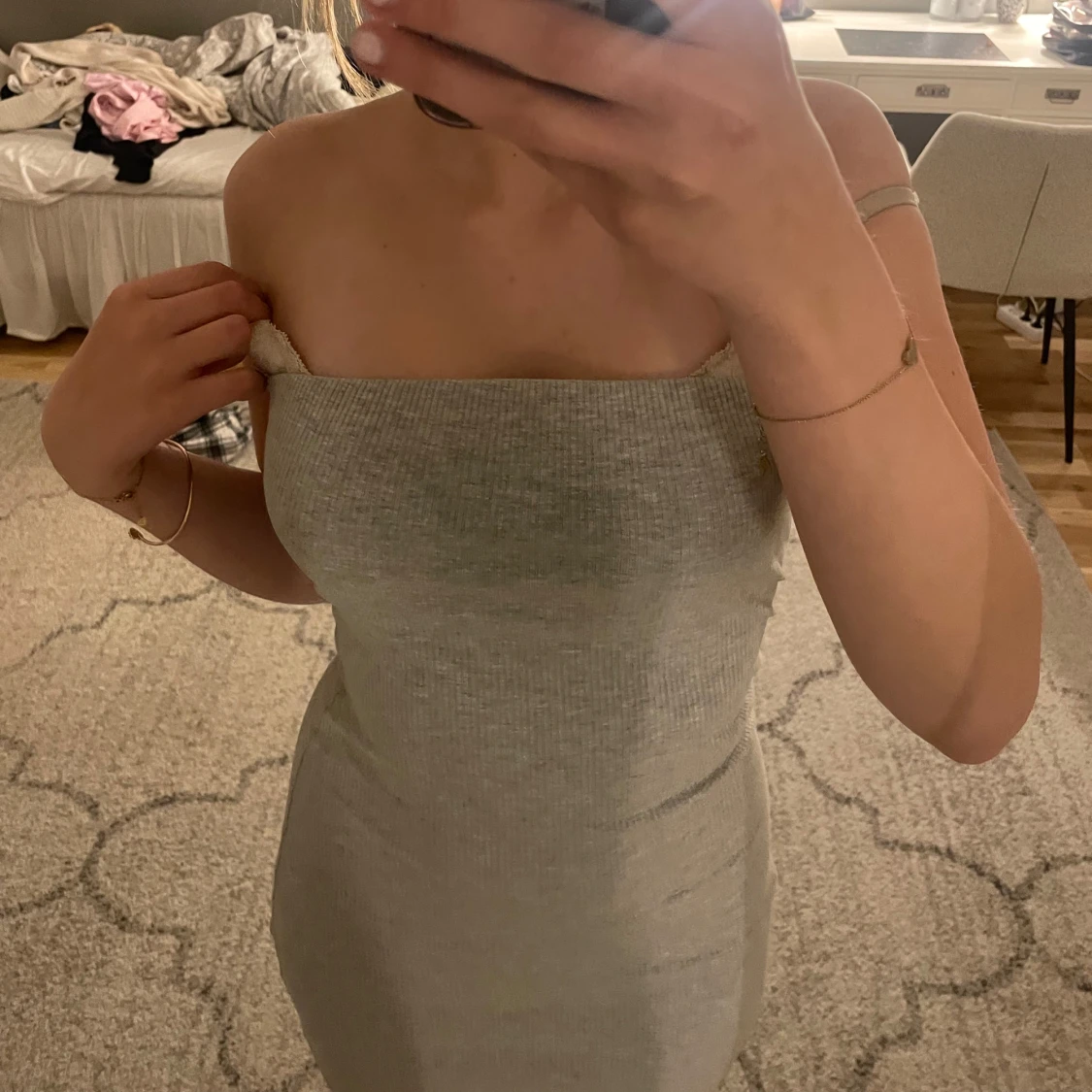 Ljusgrå axelbandslös ribbad klänning - 4