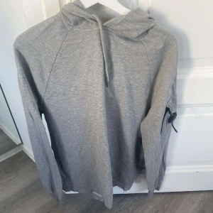 C.P. Company Hoodie  - Grå C.P. Company Hoodie i storlek M. Använd ett fåtal gånger så är i ett mycket bra skick. Skriv för mer bilder och information, priset går såklart att diskutera 👍