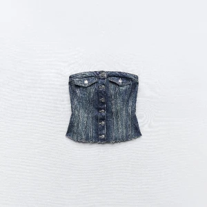 zara jeanstopp - säljer denna jätte fina jeans topp från Zara som är för stor på mig, storlek L men liten k storleken så skulle nog passa en M elelr kanske mindre, köpt för 329kr säljer för 200kr. skriv för fler bilder❤️aldrig använd, endast testat!