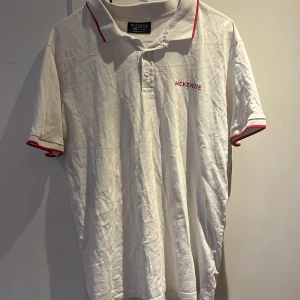 Två pikétröja från McKenzie  - Säljer två klassisk pikétröja från mckenzie. Tröjorna har korta ärmar, knappar vid halsen och broderad logga på bröstet. Perfekt för en stilren look.