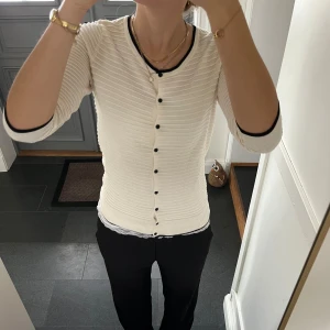 Vit stickad kofta  - Trekvartsärmad vit kofta från H&M i storlek S. Fint skick. Säljer en likadan i storlek M. Använd gärna köp nu!