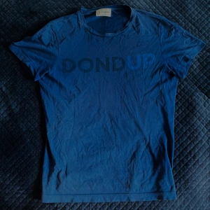 Blå t-shirt Dondup S - Säljer en blå t-shirt från Dondup Storlek S med tryckt logga över bröstet. Pris kan diskuteras, Skriv för mer bilder.