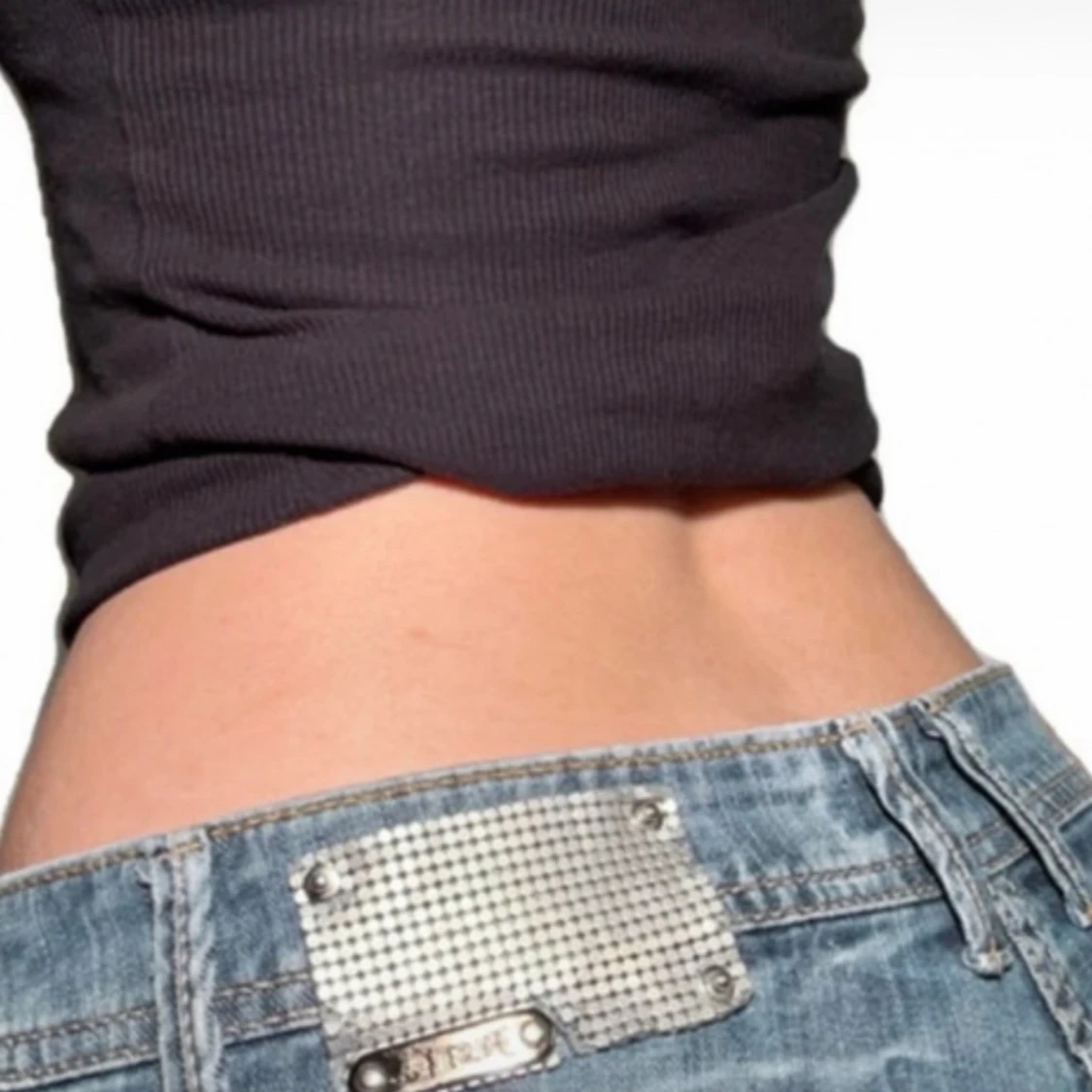 Lågmidjade bootcut jeans med metallbricka