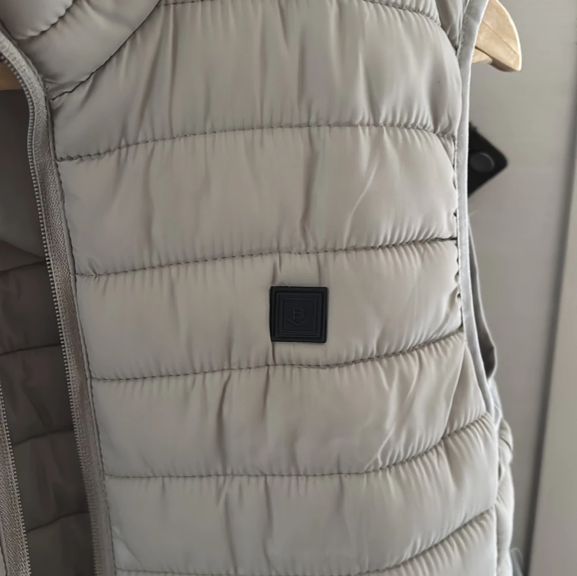Ljusgrå dunväst från The Boston Vest - 4