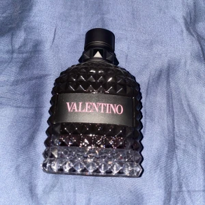 Valentino Uomo Born In Roma Intense Eau de Parfum - Exklusiv herrparfym från Valentino, Born In Roma Intense. Flaskan är svart med nitar och har en lyxig, diamantmönstrad design. Doften är intensiv och modern, perfekt för dig som vill sticka ut med en elegant och kraftfull signatur. Helt ny flaska nypris 1300.