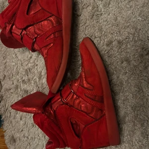 Isabel marant - Isabel marant inspererade skor i röd. De är i ett ”sammets / mocka” material med andra delar med glitter. 