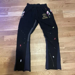 Svarta Gallery Dept byxor - Svarta mjukisbyxor flared vid nerdelen. Lite använda men i bra skick. Är i storlek M men kan passa lite mindre tack vare den vidgade designen vid benen.