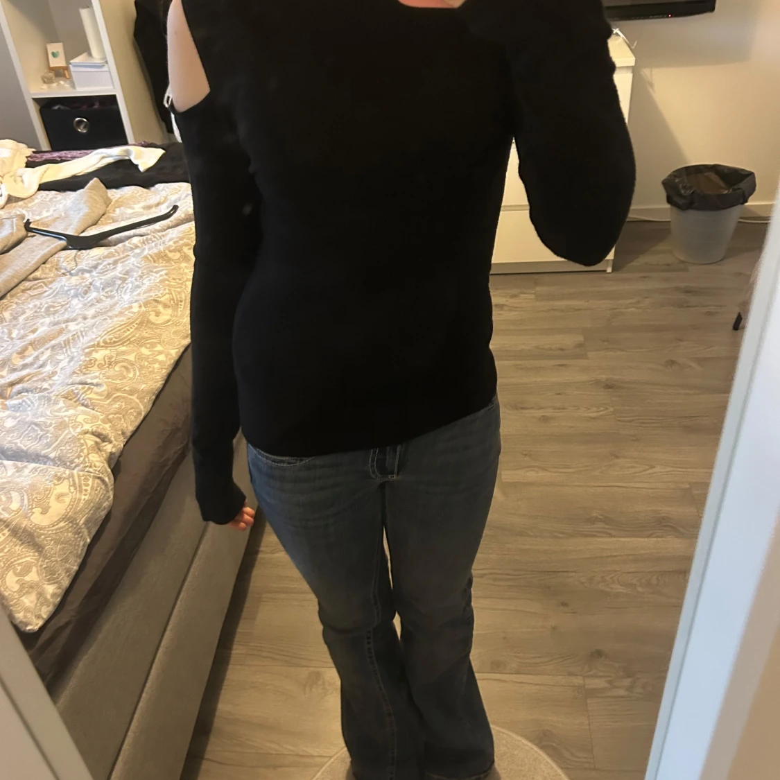 Svart långärmad topp med cut out-detalj