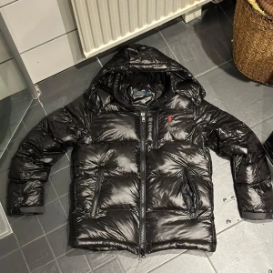 Polo Ralph Lauren jacka - Säljer min Ralph lauren jacka för den är lite för stor för mig, den är köpt på nk som present så har nk bagen kvar men inget kvitto, hör av dig vid frågor och buda gärna!