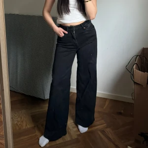 Svarta jeans - Säljer ett par svarta jeans med wide leg passform och hög midja. Klassisk femficksmodell med knapp och dragkedja framtill. Storlek S/30. Jag är ca 160 för referens. 🧚🏼‍♀️🎀