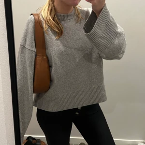 Väska Stylein - Säljer en stilren brun axelväska från Stylein i slätt skinn. Väskan har en rundad form. Sparsamt använd!