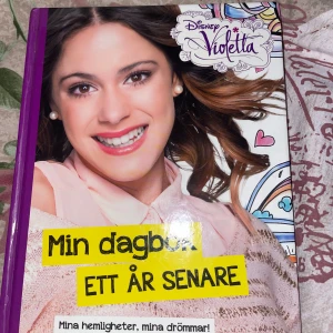 Disney Violetta: Min dagbok ett år senare - Säljer boken 'Min dagbok ett år senare' från Disney Violetta. En färgglad ungdomsbok med hårt omslag, inspirerad av tv-serien. Perfekt för dig som gillar musik, vänskap och hemligheter. Boken är på svenska och utgiven av Egmont Publishing.