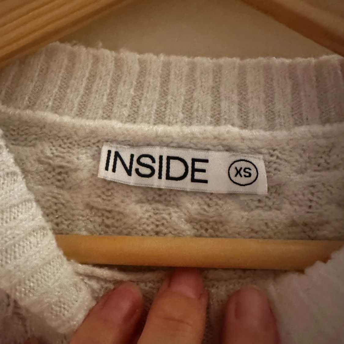 Vit stickad croppad tröja från INSIDE - 1