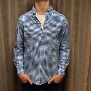 Blårutig skjorta från Ralph Lauren - Snygg rutig skjorta från Ralph Lauren i strl S, killen på bilden är 183 och priset går självklart alltid att diskutera!