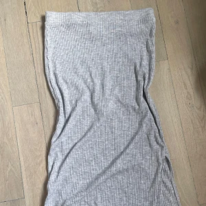 Grå midkjol - Knälång kjol som även går att använda som klänning!💕🙌🏼 är i barnstorlek men passar även xxs-xs! 