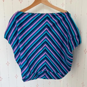 Vintage skjorta - Randig vintageskjorta med några färgfläckar, hittad i Holland. Jag föreställer mig att någon hade roligt på en fest med mycket färg. :) No size, men passar M.