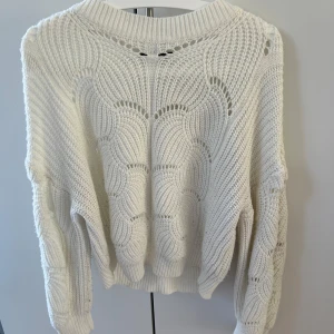 Vit stickad tröja med hålmönster - Säljer en vit stickad tröja med snyggt hålmönster. Den är i storlek L men passar S-M bättre💗