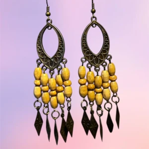 Hippie örhängen  - Fina häng örhängen! Hela och fina! Färgen är mer brun än på första bilden, se andra! Trendiga 😎 har en liten missfärgning på ena baksidan se bild 4  Vid fler bilder är det bara att skriva!   💕